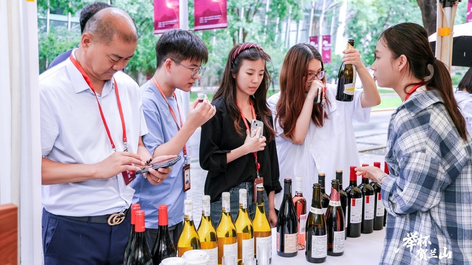 北纬38度的“紫色名片”:宁夏贺兰山东麓葡萄酒京城强势“圈粉” 北纬38度的“紫色名片”:宁夏贺兰山东麓葡萄酒京城强势“圈粉”