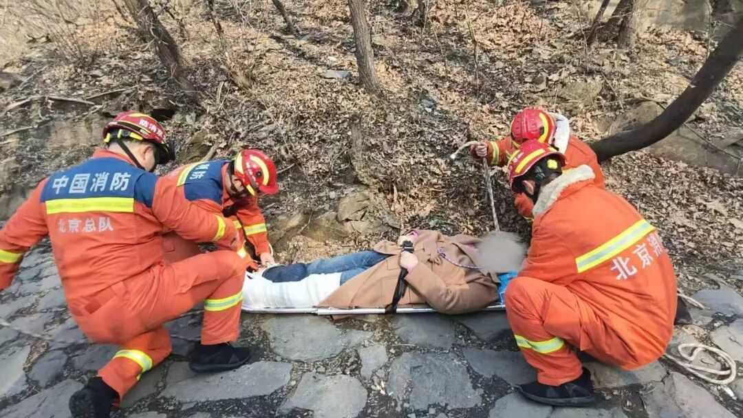 融雪湿滑，徒步有风险！游客在山中受伤 门头沟消防协助转运其下山