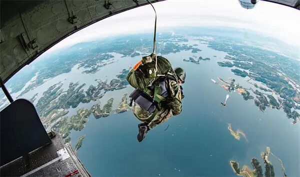 空降兵部队迎来成立75周年纪念日