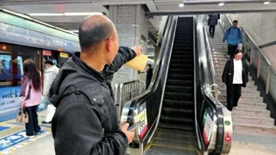 无妄之灾!乘扶梯被前方乘客压伤,责任到底在谁? 无妄之灾!乘扶梯被前方乘客压伤,责任到底在谁?