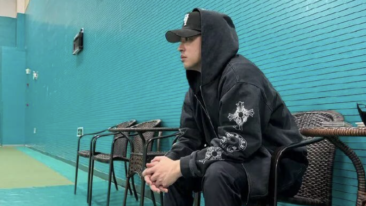 知名男歌手突然自曝患面瘫：右脸僵硬、局部无法正常活动；医生称长期工作劳累导致