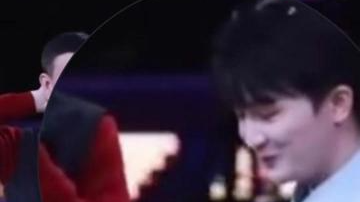 周深 韩磊合作《向天再借五百年》 忘词的尴尬小表情太可爱啦 周深 韩磊合作《向天再借五百年》 忘词的尴尬小表情太可爱啦