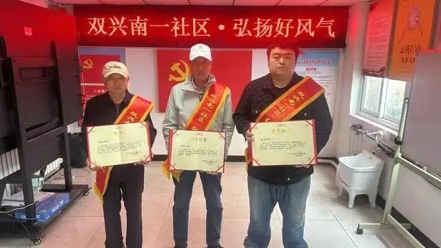 灶台忘关火引发火情 危急时刻——热心邻居破窗灭火 救出卧床老人 灶台忘关火引发火情 危急时刻——热心邻居破窗灭火 救出卧床老人