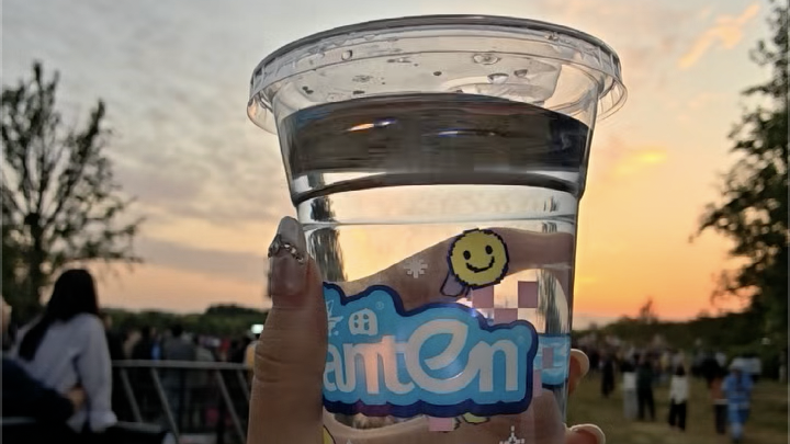 当夕阳熔金坠入杯底～