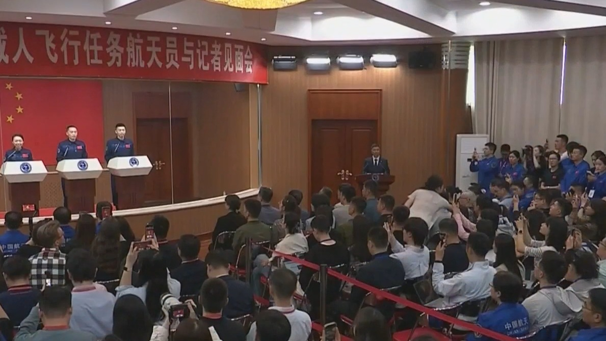 神舟二十三号航天员乘组与中外媒体记者见面