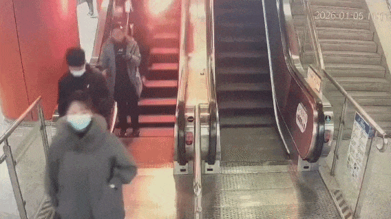 上海一地铁站内突发:有人身上冒火冲下电梯…… 上海一地铁站内突发:有人身上冒火冲下电梯……