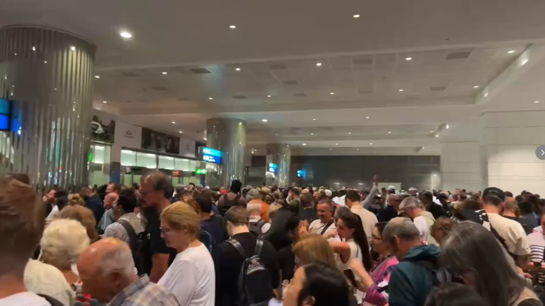 导弹降落城区!迪拜机场大量旅客滞留 导弹降落城区!迪拜机场大量旅客滞留