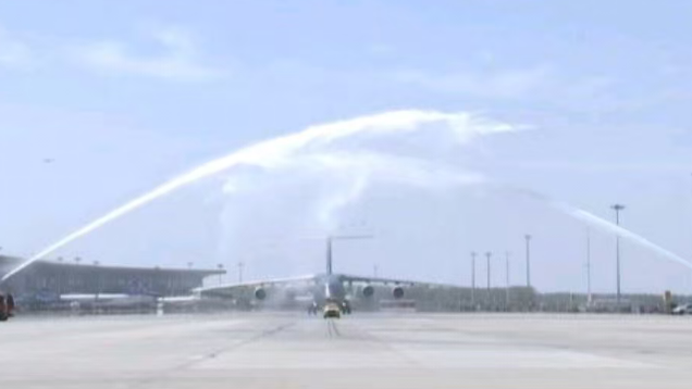 最高礼遇迎英雄!运-20B专机正在“过水门” 最高礼遇迎英雄!运-20B专机正在“过水门”