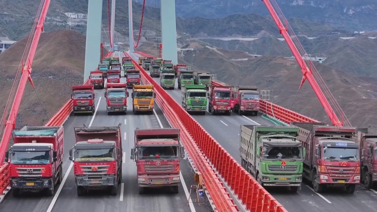 壮观!72辆大货车同时行驶在这座高桥上 壮观!72辆大货车同时行驶在这座高桥上