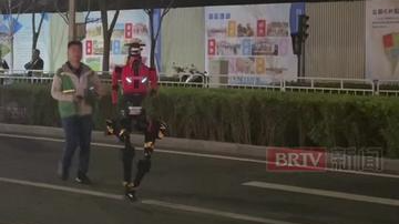 机器人冲线后的表现太逗了,仿佛在说:“还不能让人休息一下呀!” 机器人冲线后的表现太逗了,仿佛在说:“还不能让人休息一下呀!”