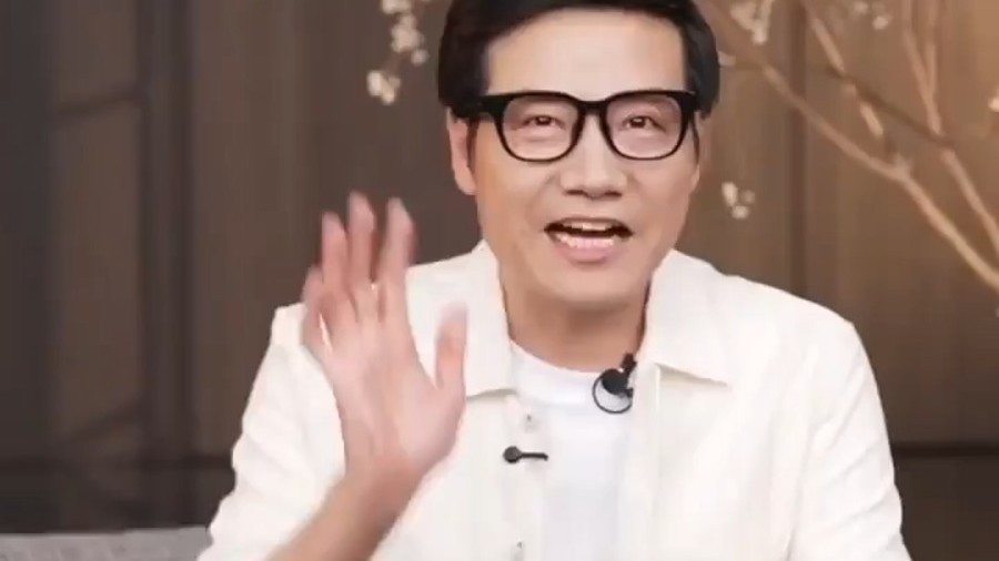 时隔三个月雷军开启返场直播，佩戴最新发布小米AI眼镜登场。