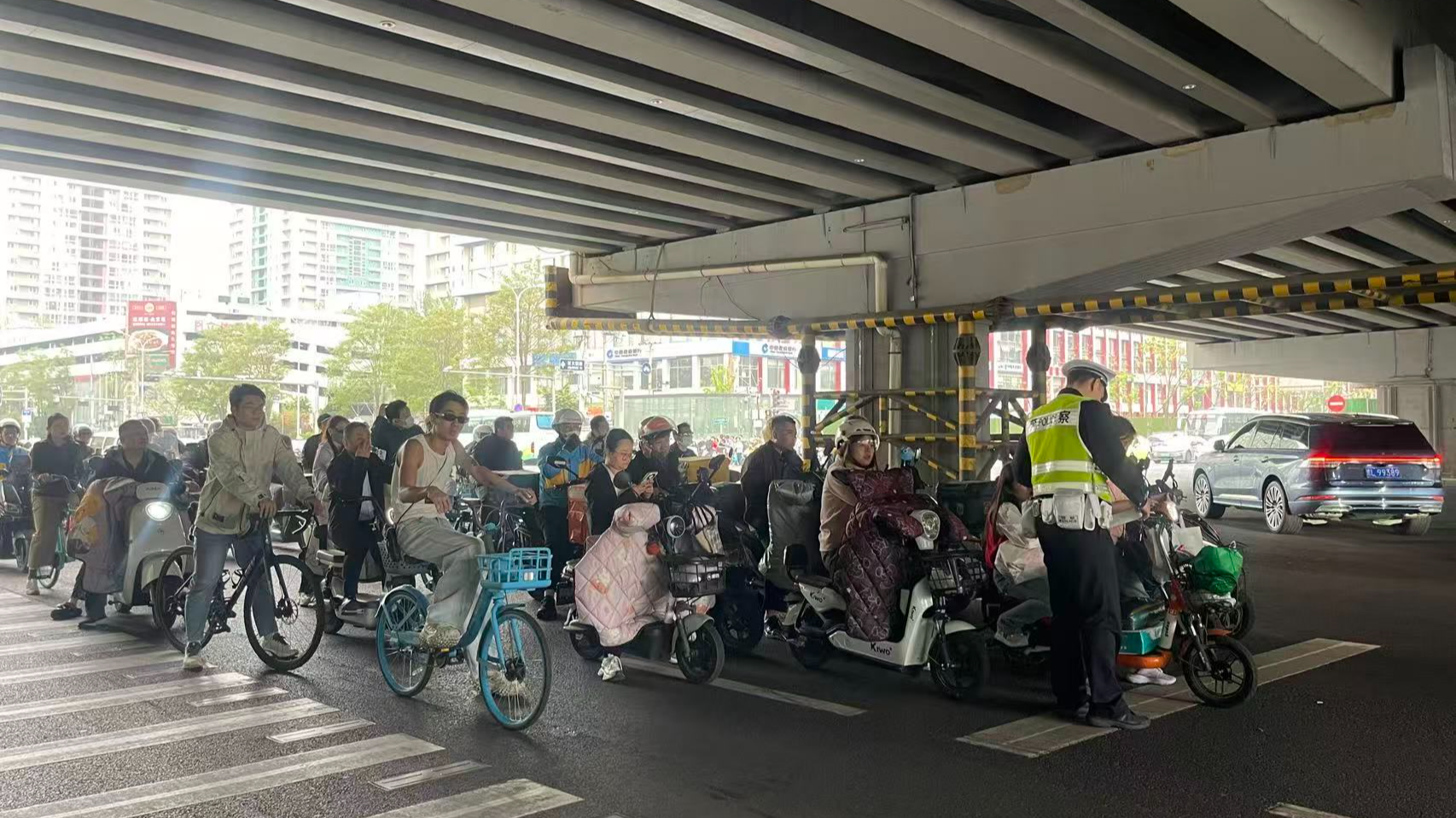 新修订非机动车管理条例将落地：交警一站秩序井然，交警一走打回原形