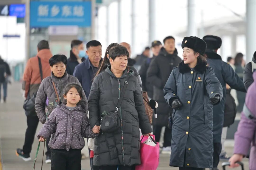 铁路迎来假日返程客流高峰 铁路迎来假日返程客流高峰