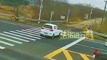 扬州 “老头乐” 突然拐弯被撞飞 后排乘客重伤进 ICU