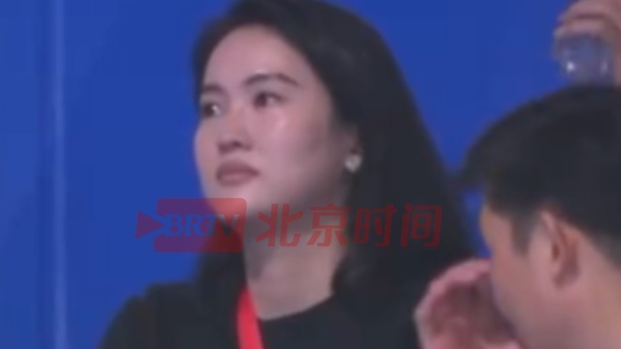 女子双人10米台预赛现场,陈若琳现身赛场观看爱徒全红婵比赛 女子双人10米台预赛现场,陈若琳现身赛场观看爱徒全红婵比赛