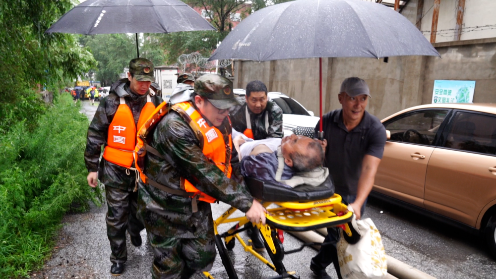 沈阳暴雨，养老公寓变“孤岛”！民兵紧急救援