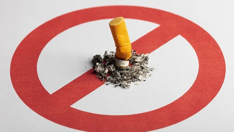 深圳公交站台吸烟男子被罚款!公共场合控烟,不该让普通人去“硬碰硬” 深圳公交站台吸烟男子被罚款!公共场合控烟,不该让普通人去“硬碰硬”