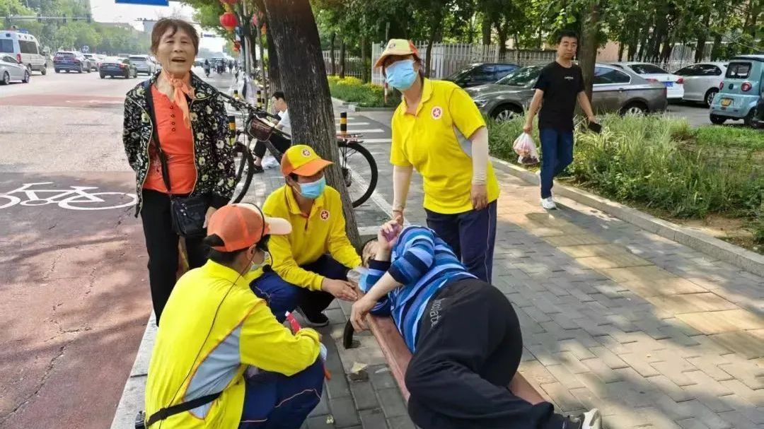 【京华好风气】平谷文明引导员接力救助低血糖男士 【京华好风气】平谷文明引导员接力救助低血糖男士