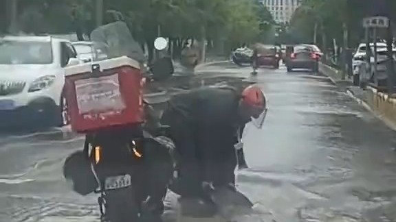 雨天的“临时守护者”，风雨中的身影，城市里的暖！