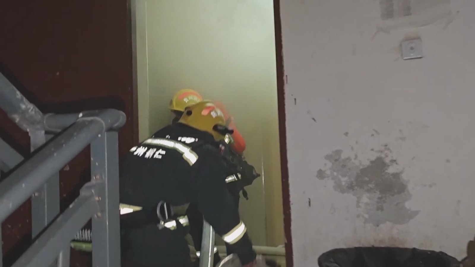 家中凌晨起火 男子冷静处置成功获救 家中凌晨起火 男子冷静处置成功获救