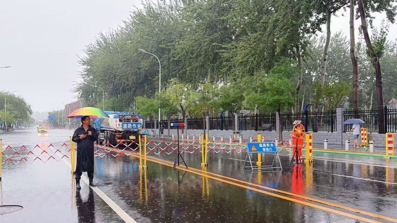 暴雨中的玉桥群像 雨会停，暖不散——那些被“玉见”的瞬间