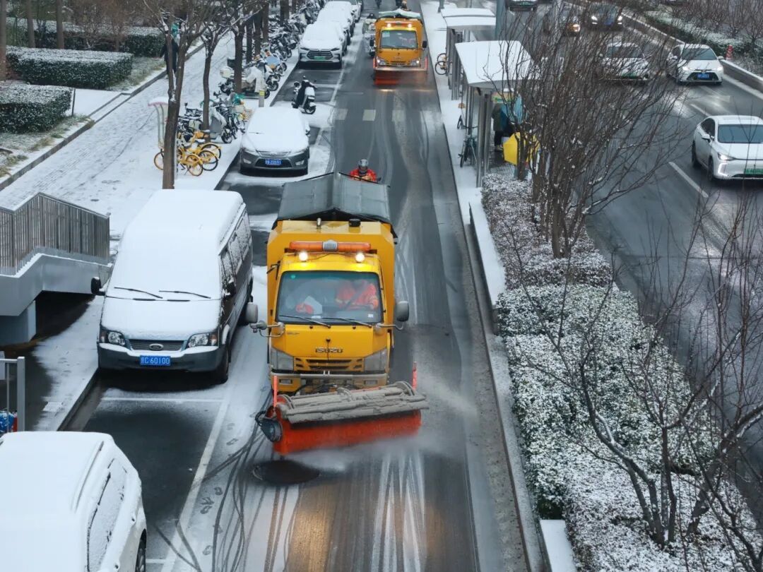 雪落即清，环雅丽都“人机”齐上阵，守护初雪出行路