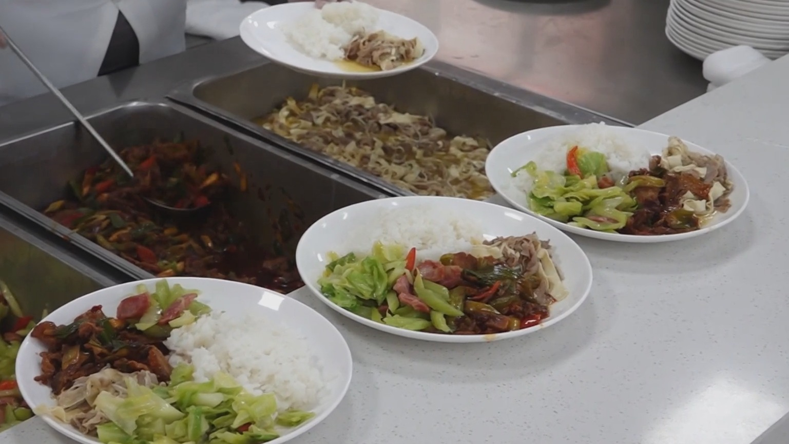 守护学生“舌尖安全” 本市将建区域性大宗食材采购平台