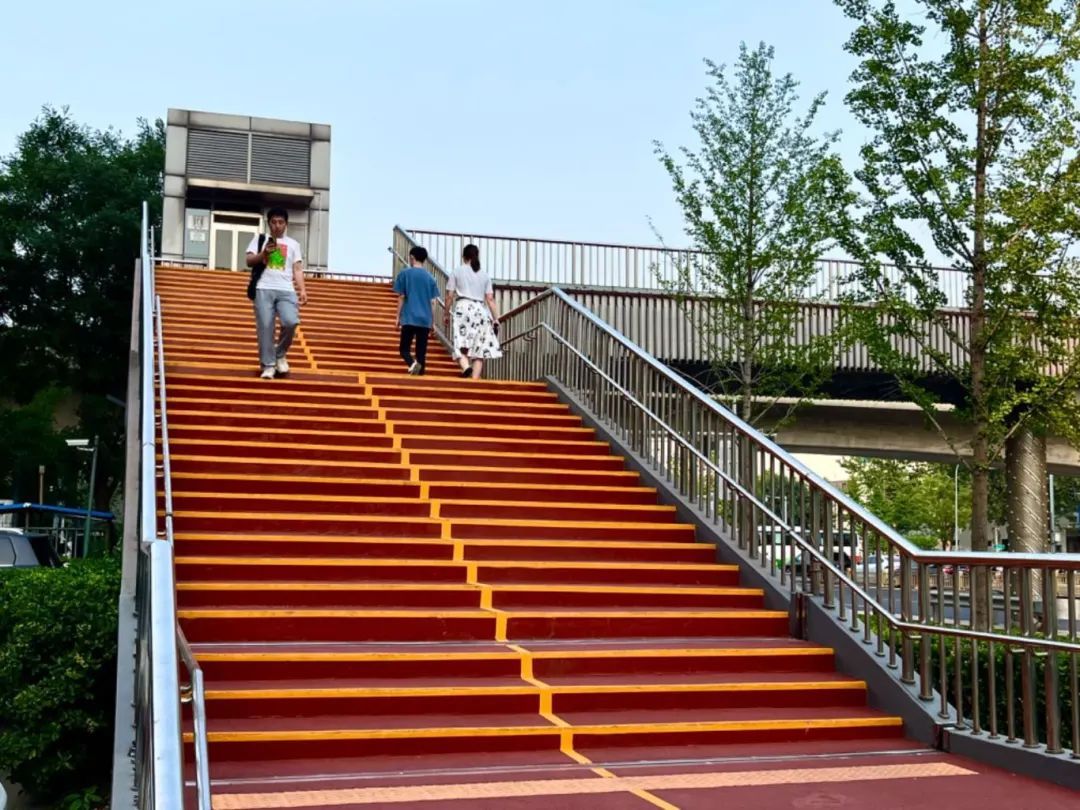 市民通行体验感提升，经开区这处过街天桥焕新——_北京时间