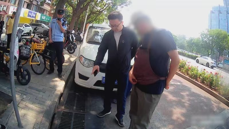 北京一餐馆多次深夜偷排污水 被智能雨箅子锁定! 北京一餐馆多次深夜偷排污水 被智能雨箅子锁定!