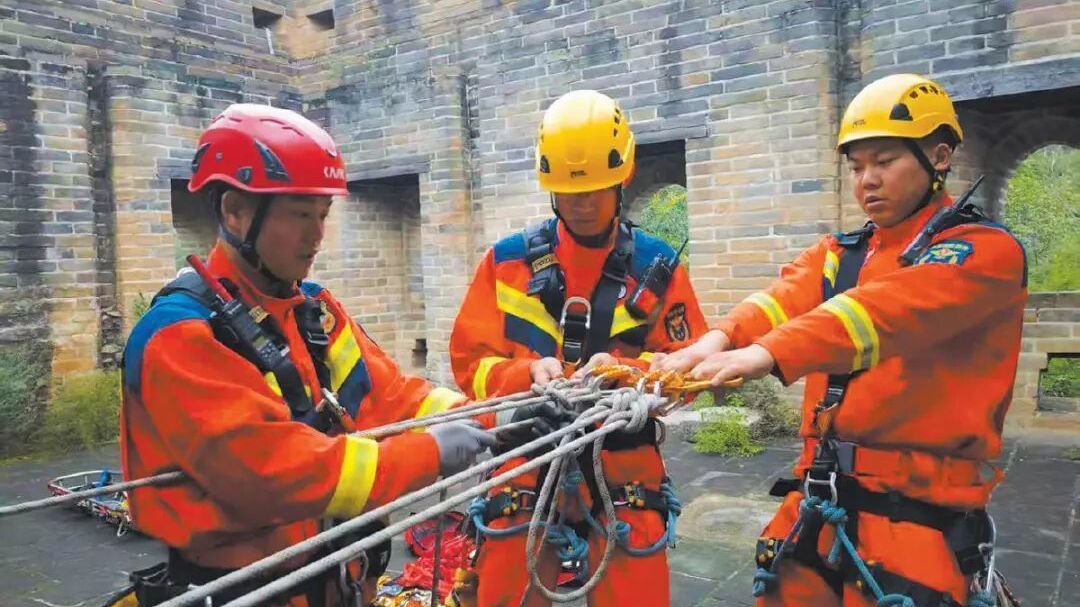 【京华好风气】用绳索、担架和臂膀为生命开辟通道