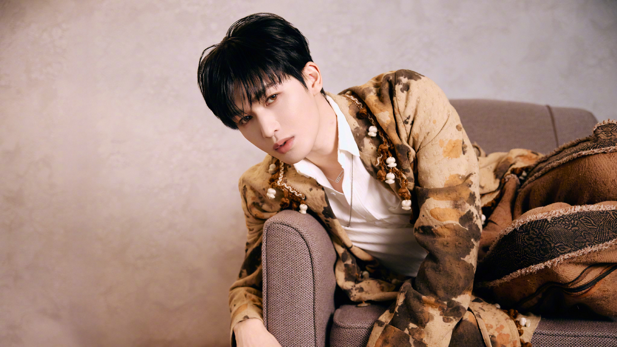 朱正廷化身复古绅士，透过望远镜探寻着旧时光的浪漫～