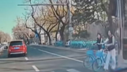 公交车司机这一伸手太暖心了