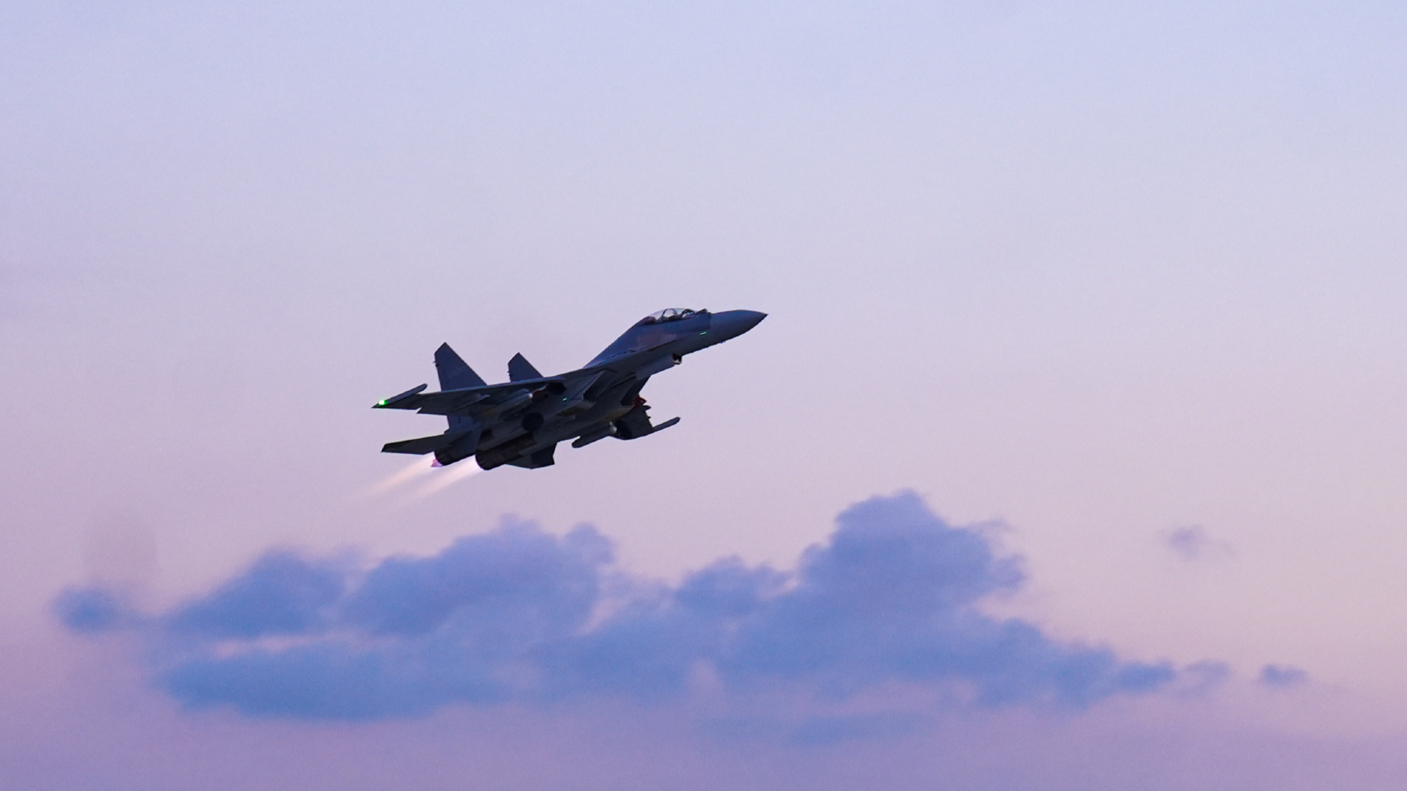 “炸弹卡车”歼-16冬训壁纸上新! “炸弹卡车”歼-16冬训壁纸上新!