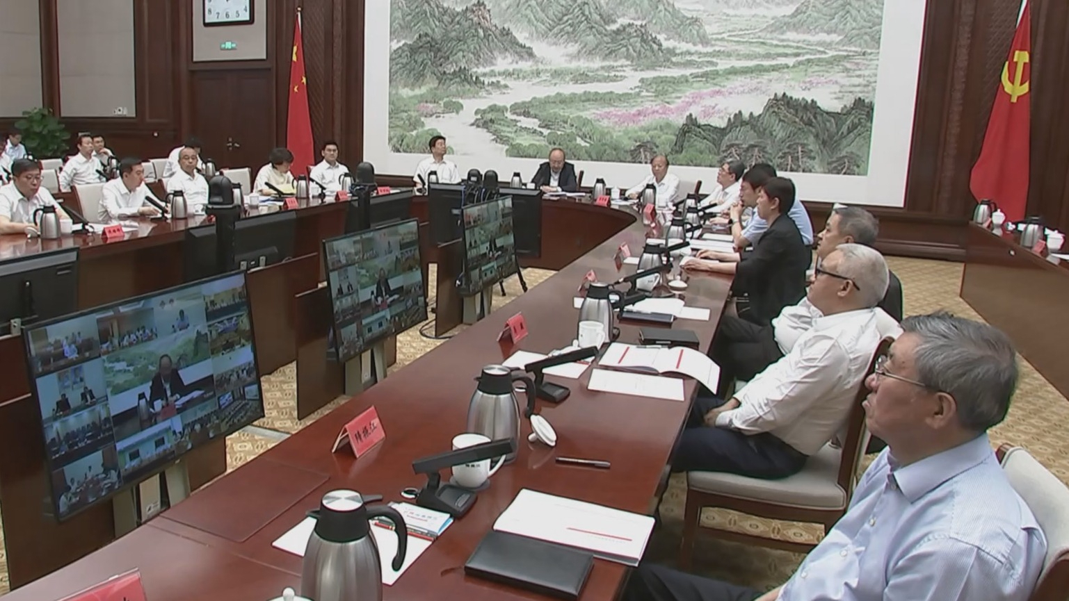 市委理论学习中心组开展专题辅导和交流研讨