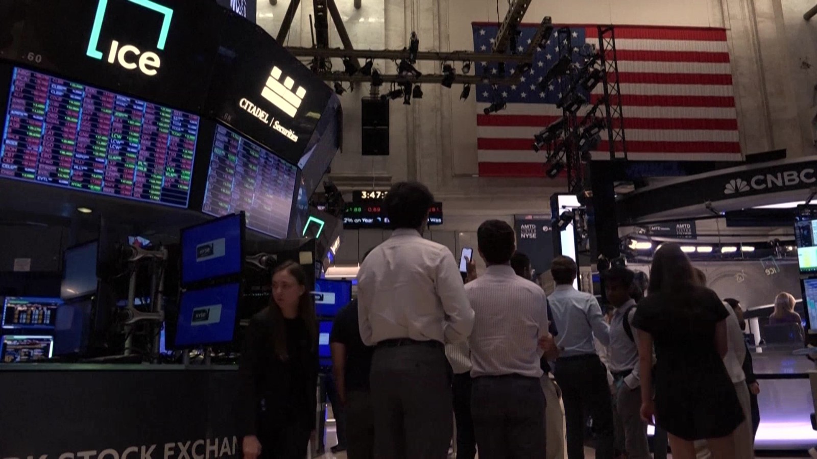 美联储主席鲍威尔发出降息信号市场反应强烈