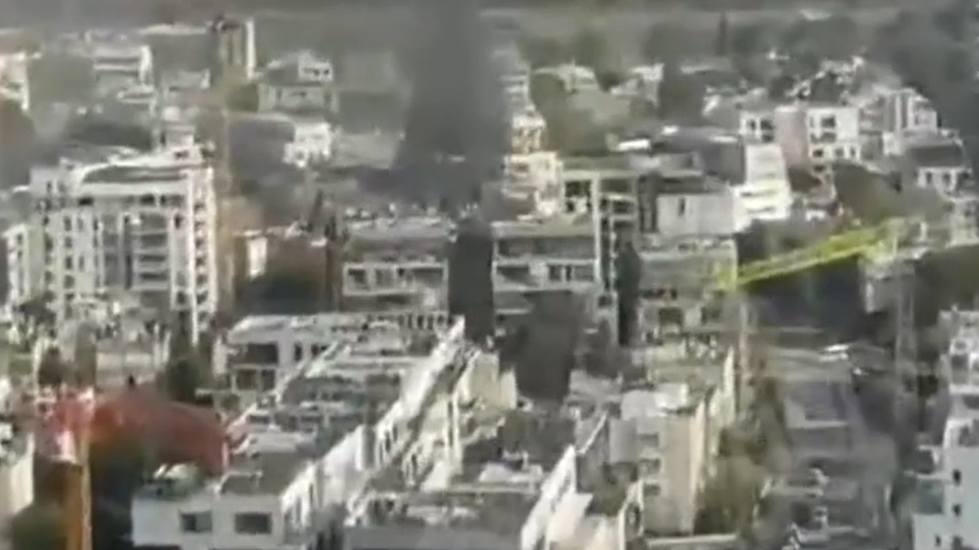 伊朗打击以色列核心区域现场弹片横飞