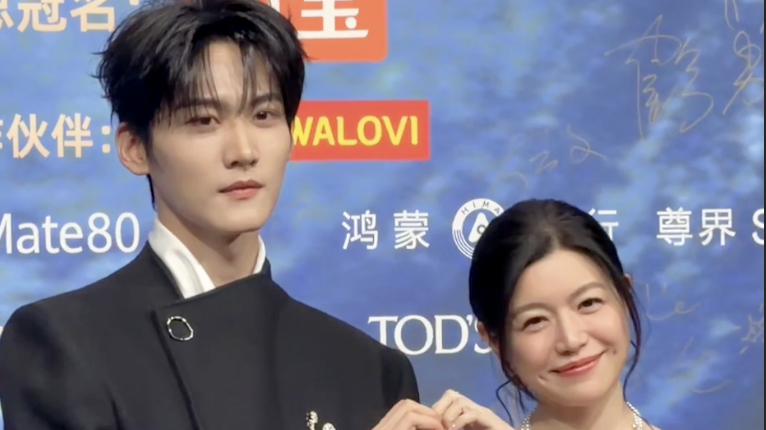 2025微博之夜红毯来袭,周柯宇、陈妍希合体亮相并送上三连拍 2025微博之夜红毯来袭,周柯宇、陈妍希合体亮相并送上三连拍