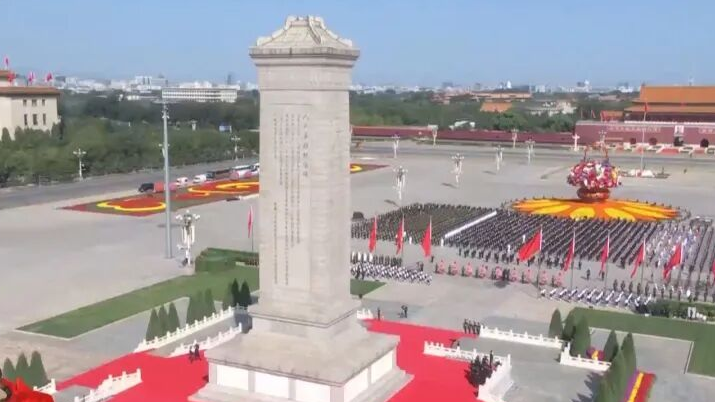 人民英雄永垂不朽!今天纪念碑前每一朵花都在诉说思念…… 人民英雄永垂不朽!今天纪念碑前每一朵花都在诉说思念……