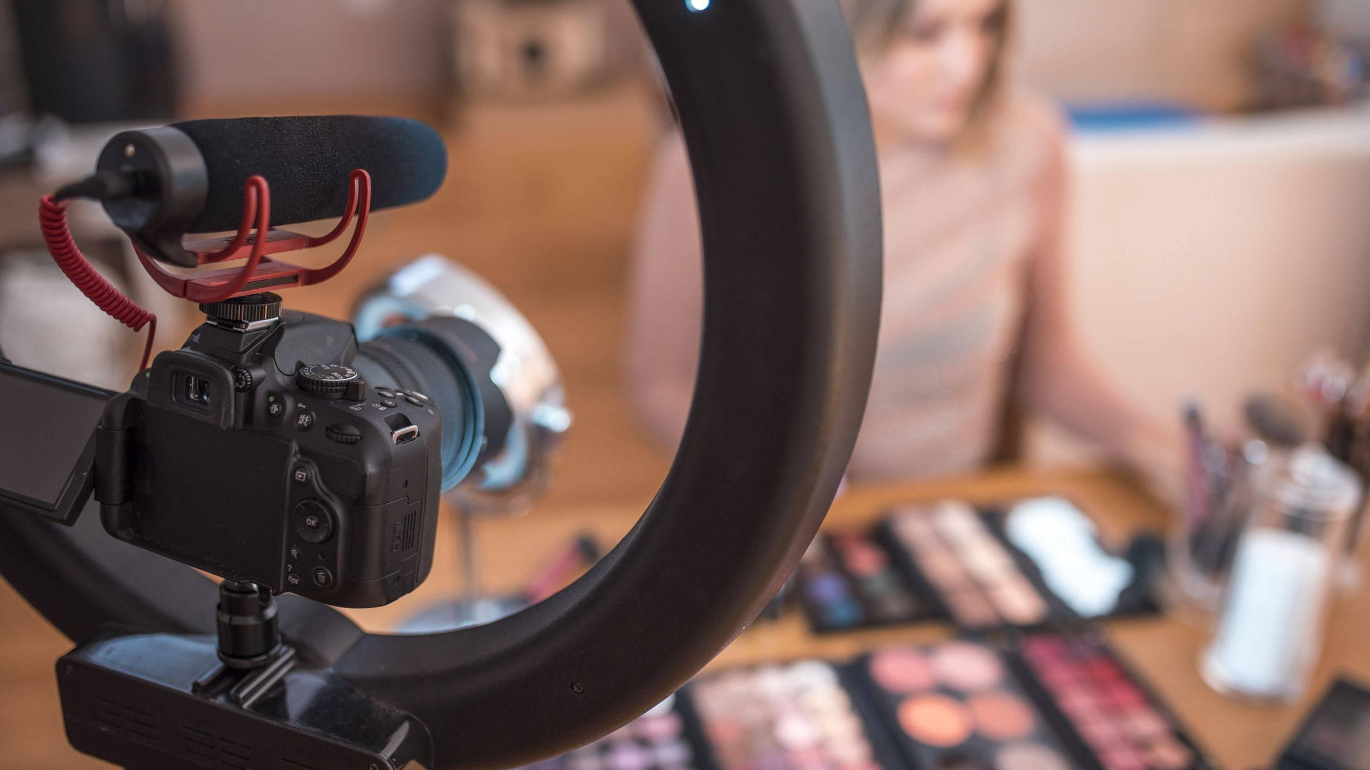 直播虚构人设 诱骗打赏诈骗