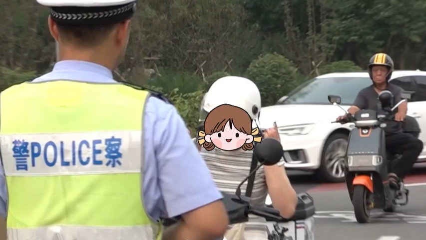 小姐姐骑电动车抽烟，看见交警慌忙戴头盔