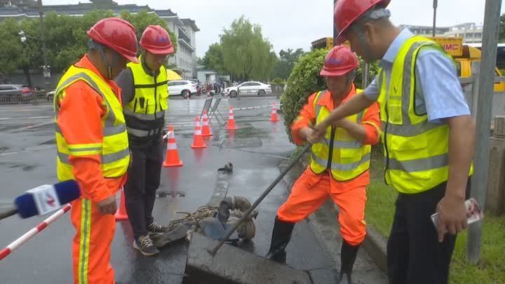 暴雨下,来看防汛抗涝一线的“党员力量” 暴雨下,来看防汛抗涝一线的“党员力量”