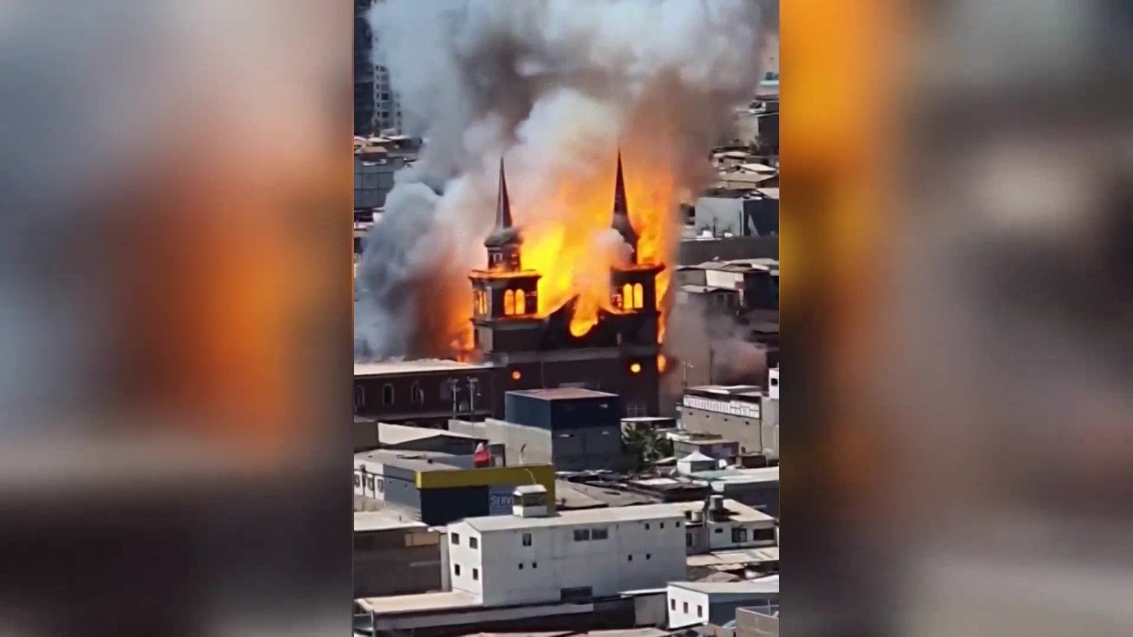 智利一座百年教堂被大火烧毁