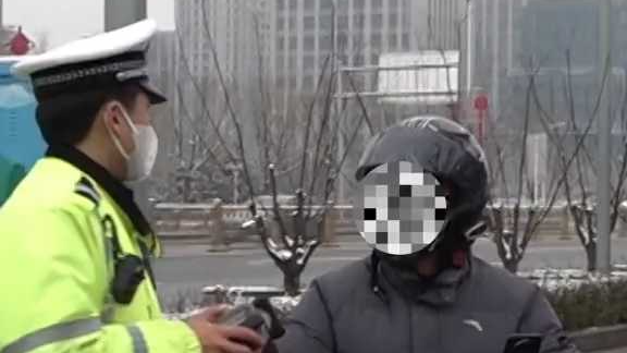 男子骑电动车逆行遇交警想掉头被拦下 5月1日起北京电动车新规实施