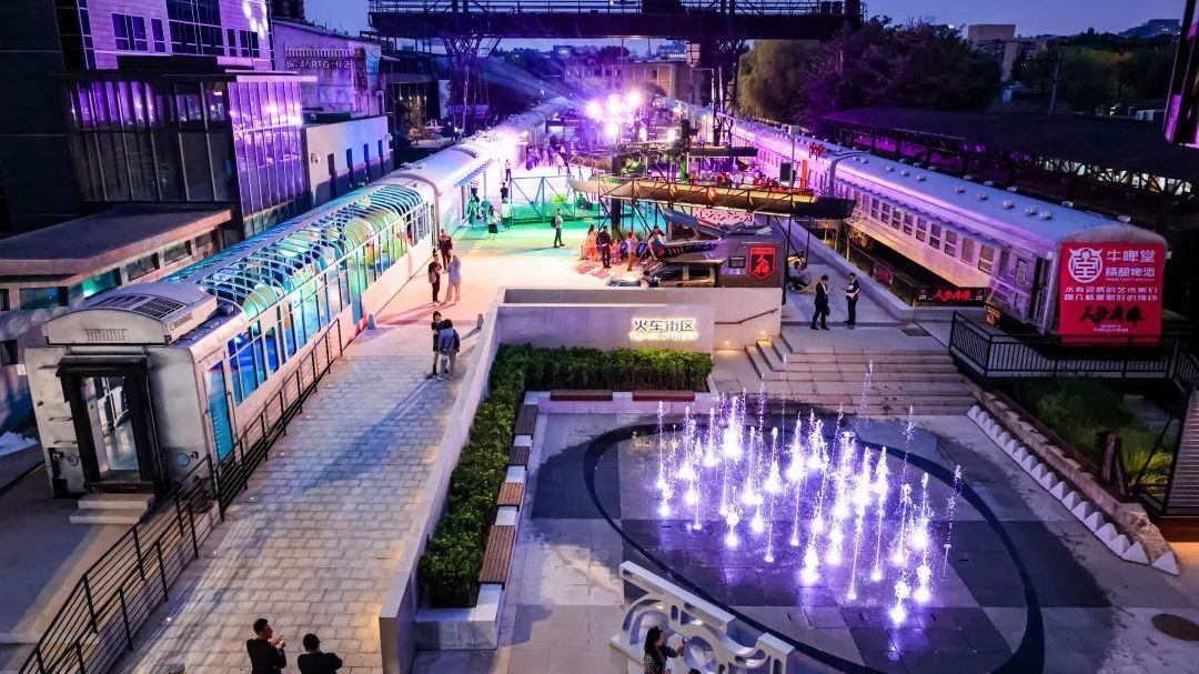 老式火车车厢变身慢闪店！北京这个街区重装亮相——