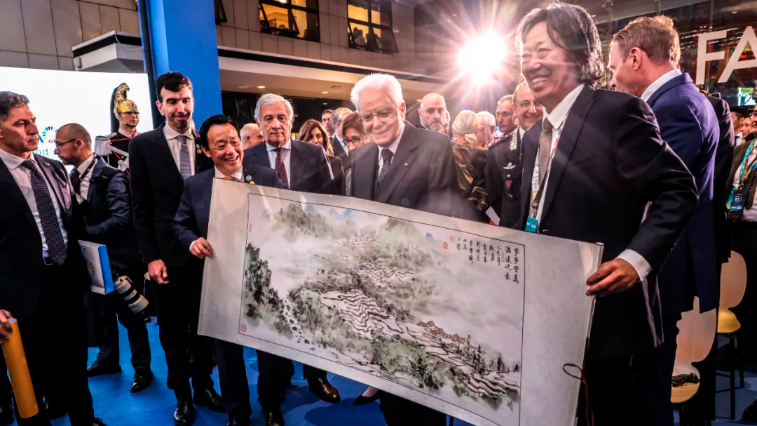 中国画家丁杰受邀参加联合国粮农组织大会并捐赠画作