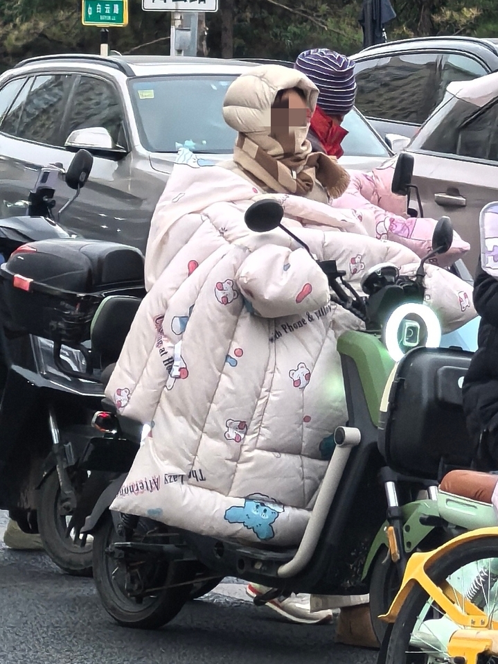 九成电动车加装挡风被，御寒“神器”暗藏风险