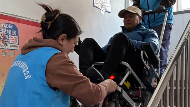 几年中第一次下楼，哭了！轮椅老人出行还有哪些堵点？