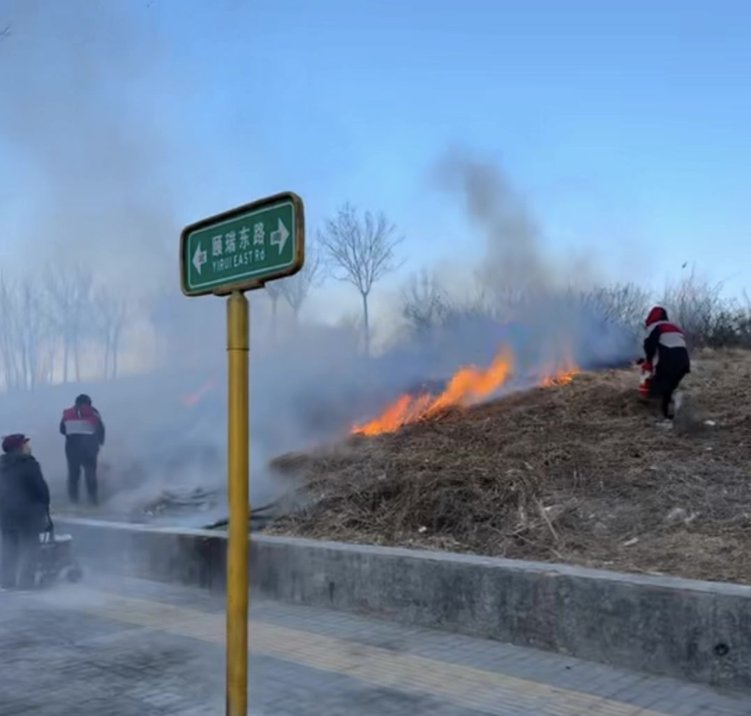 草坡突发火情，5名快递小哥拎着灭火器冲了上去
