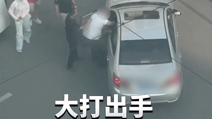 挡路被催后暴打司机！警方：已调取监控处理中，打人者必拘