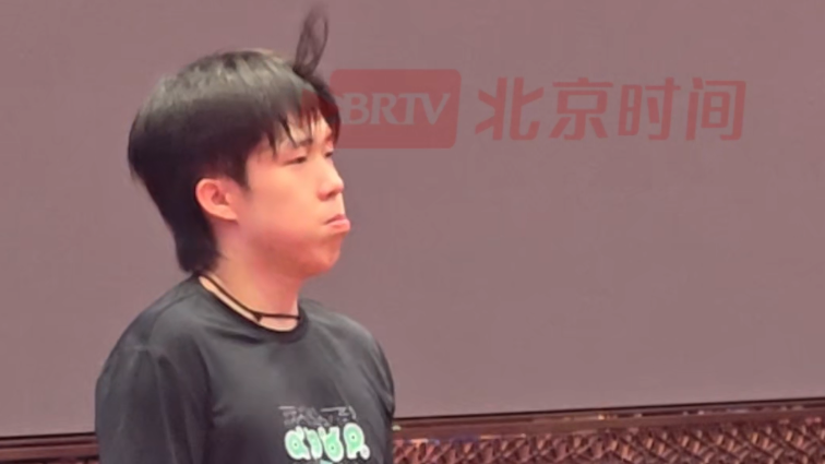 王楚钦在澳门全运会训练场上认真备战,吹头发的俏皮动作展现轻松心态 王楚钦在澳门全运会训练场上认真备战,吹头发的俏皮动作展现轻松心态